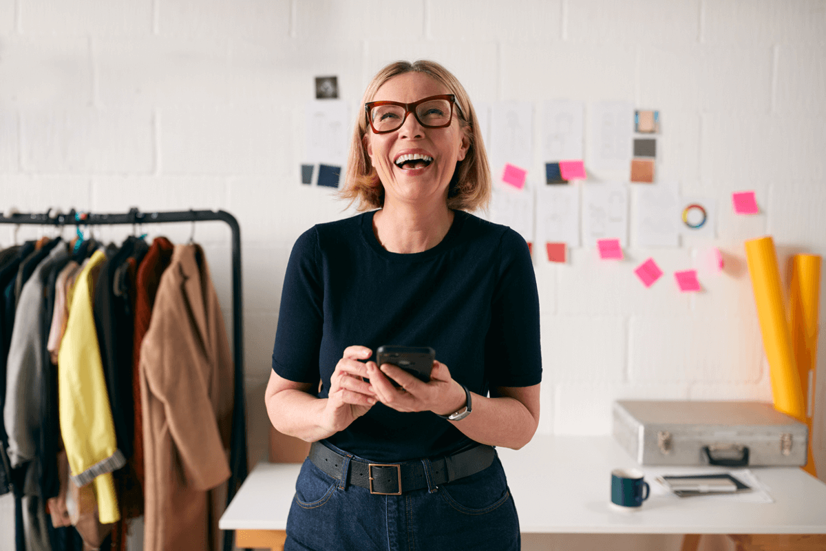 secondary_01_lady_smiling_phone_0821